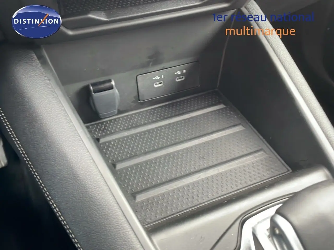 Détail de la console centrale noire avec ports USB-C et prise 12V sur Renault Symbioz E-Tech Hybrid 2025.
