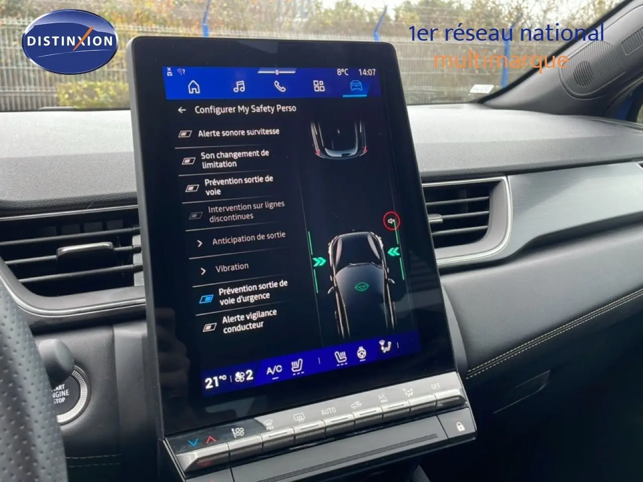 Vue intérieure du tableau de bord de la Renault Symbioz 2025, écran tactile central affichant les aides à la conduite.