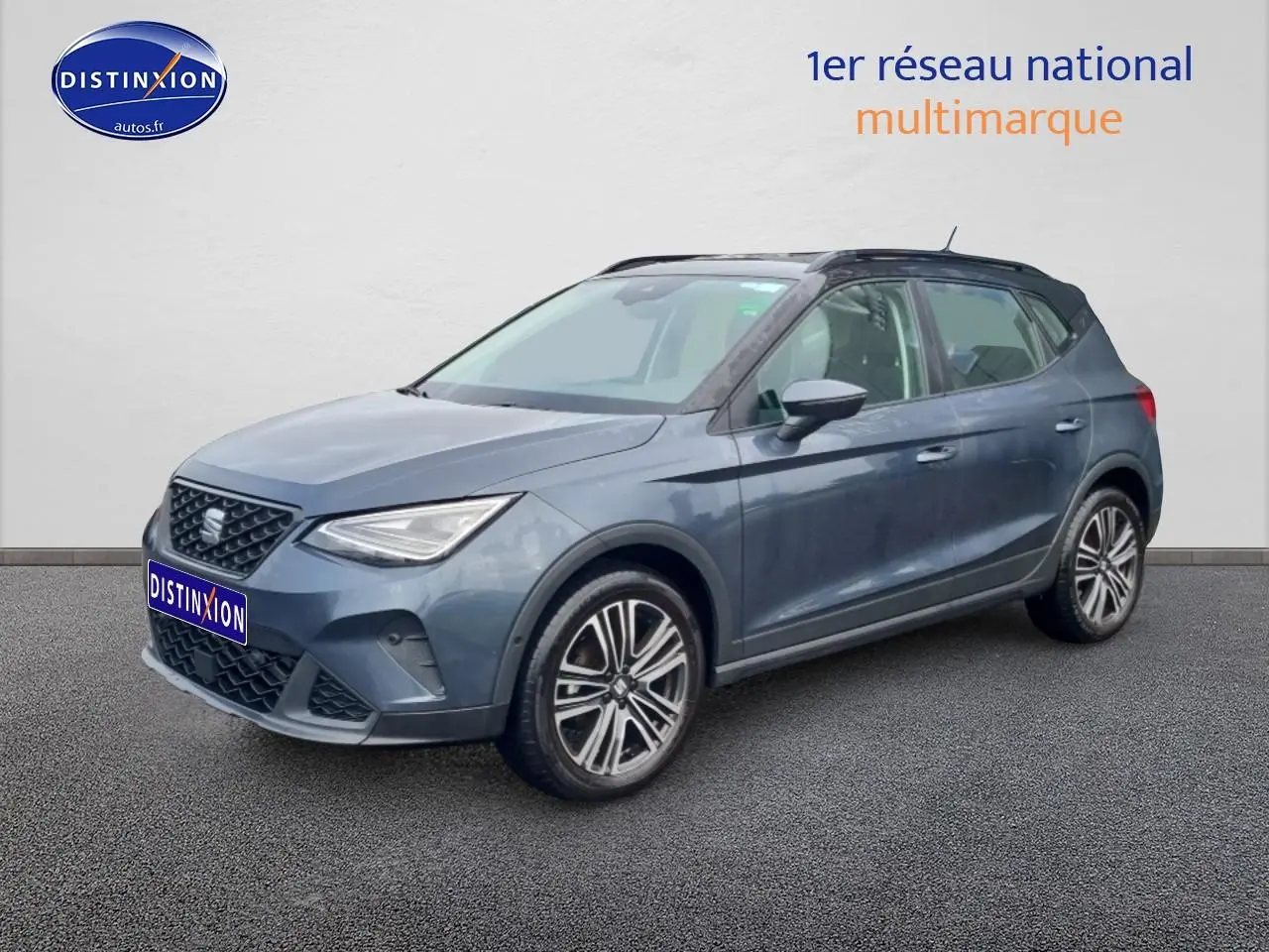 SEAT Arona gris magnétique en vue 3/4 avant droit, avec jantes 17 pouces et toit noir contrasté.
