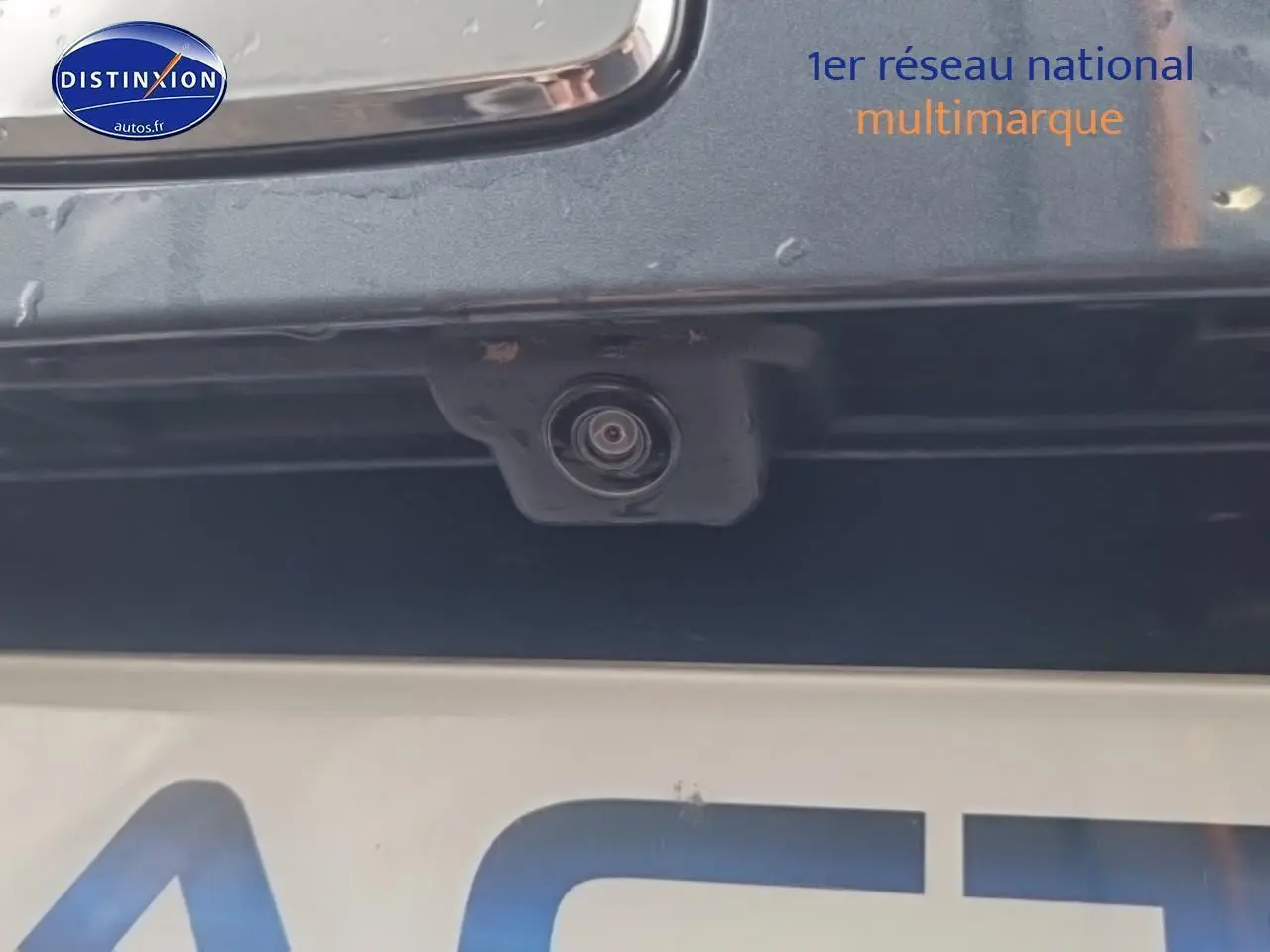 Gros plan sur la caméra de recul intégrée au hayon gris magnétique du SEAT Arona 2025.