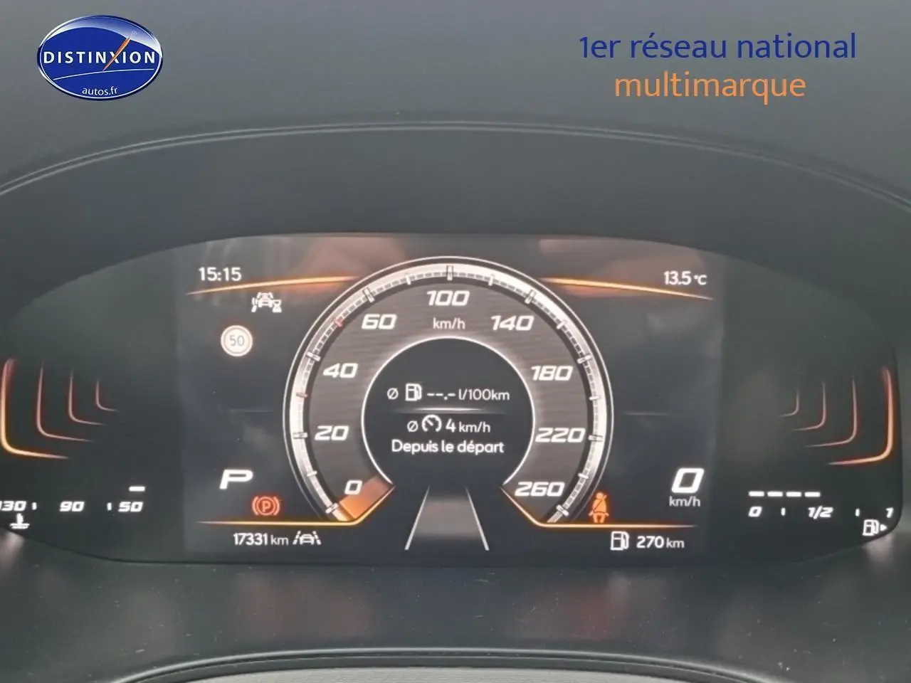 Tableau de bord digital du SEAT Arona 2025 affichant la vitesse, température et autonomie, éclairage orange subtil.