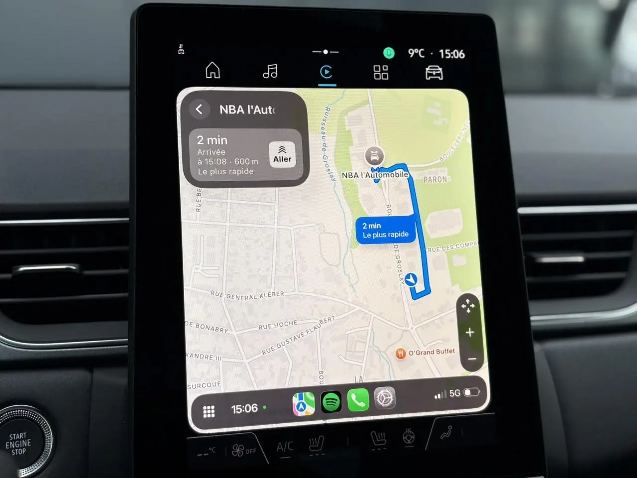 Écran tactile central du Renault Captur 2025 affichant la navigation, entouré de la console noire intérieure.