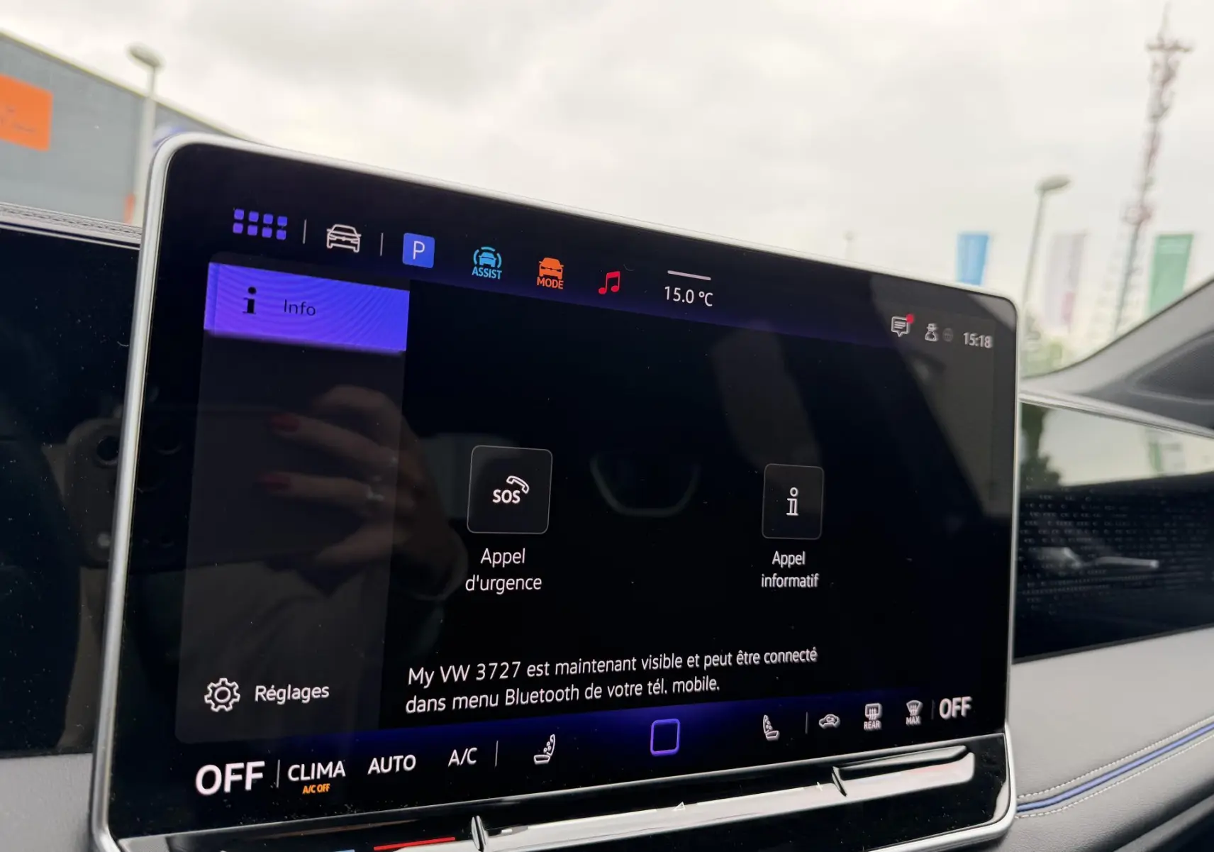 Écran tactile central du Volkswagen Tiguan 2025 gris, vue intérieure côté passager avec commandes digitales visibles.