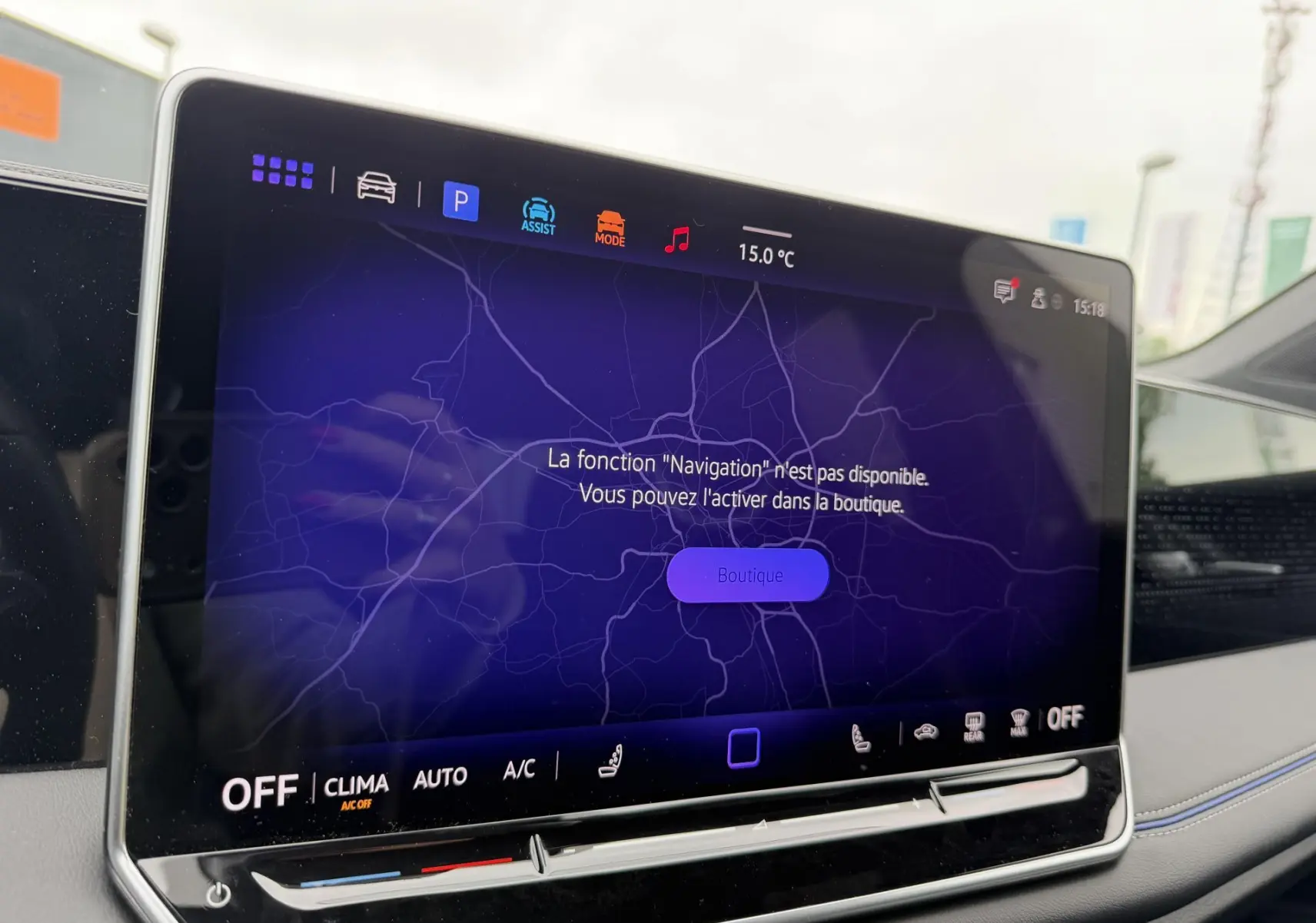 Écran tactile central du Volkswagen Tiguan 2025 affichant un message d'activation de la navigation, intérieur gris.