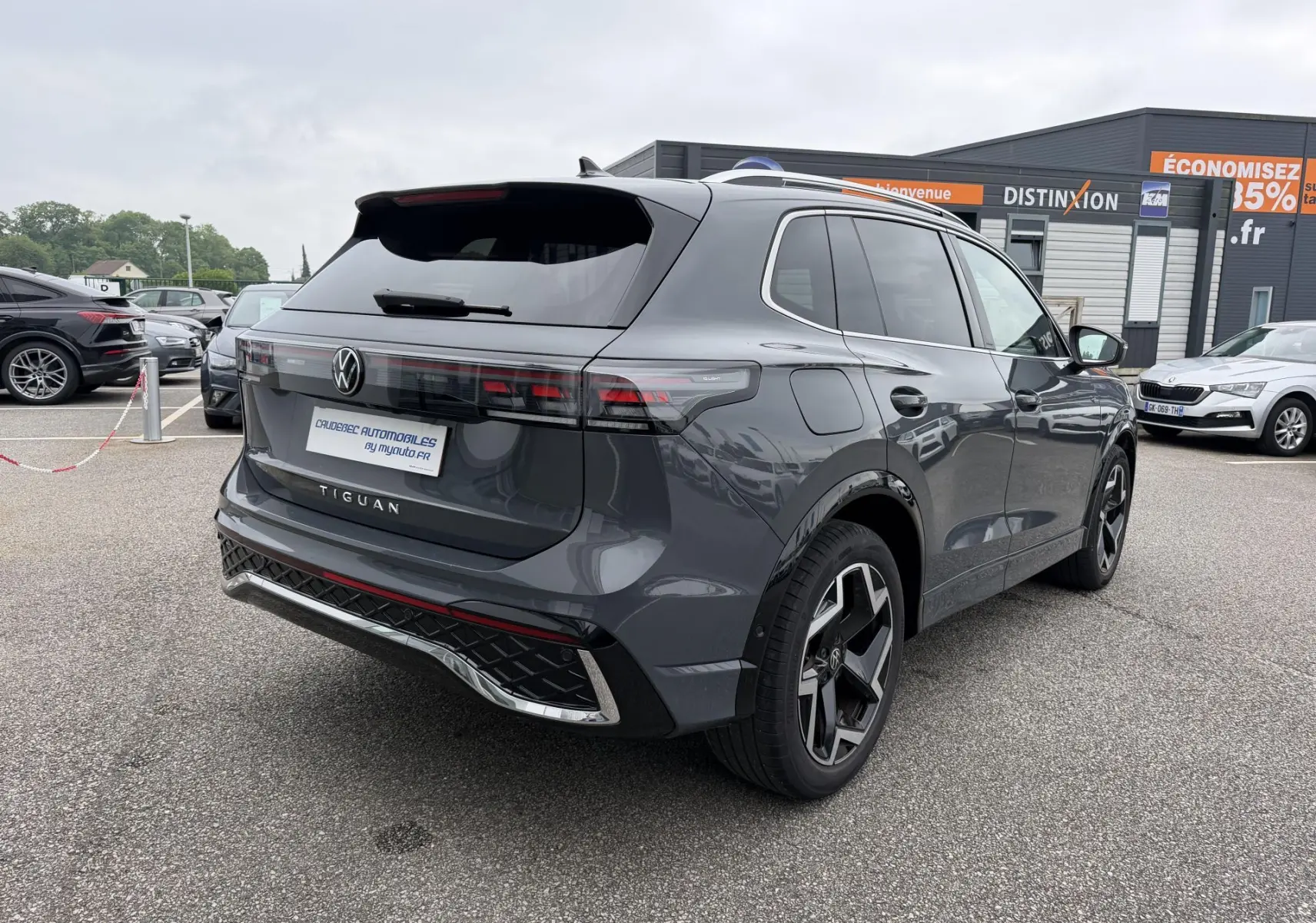 Vue 3/4 arrière droite du Volkswagen Tiguan gris métallisé avec jantes alliage 19 pouces et feux LED distinctifs.