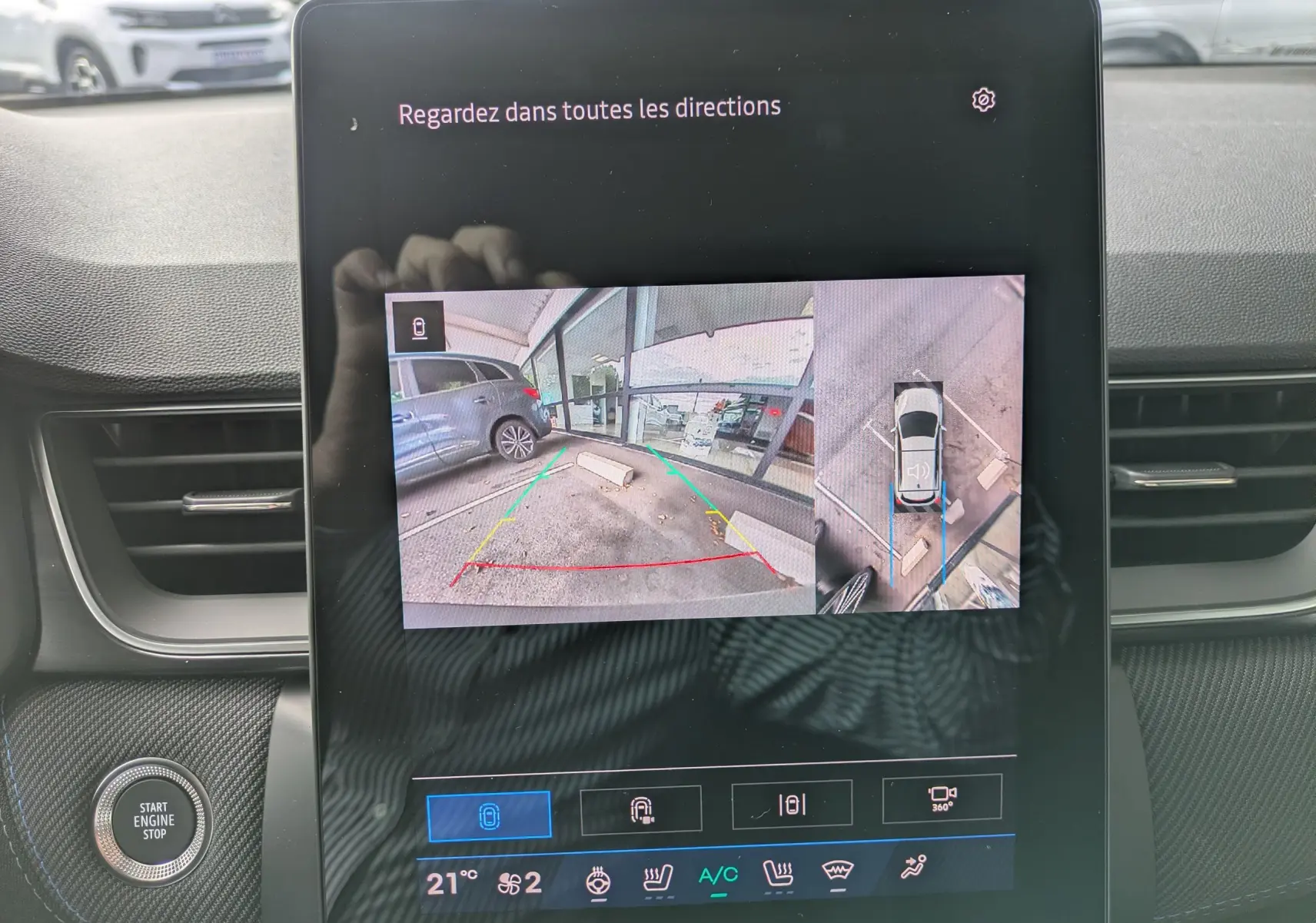 Écran central du Renault Symbioz gris Rafale montrant la caméra de recul et la vue 360° intérieure.