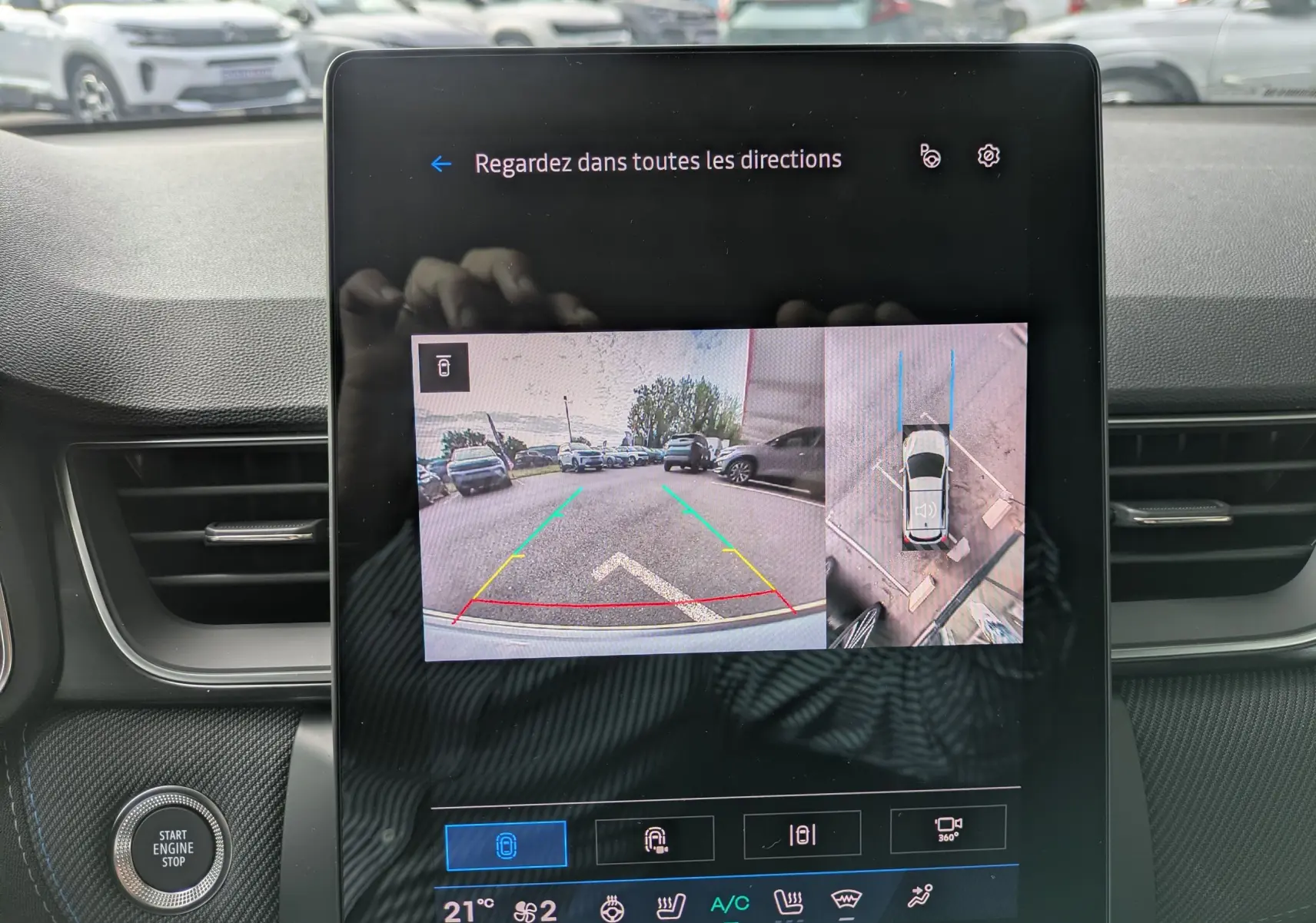 Écran central de la Renault Symbioz 2026 affichant la caméra de recul et la vue 360° en intérieur noir.