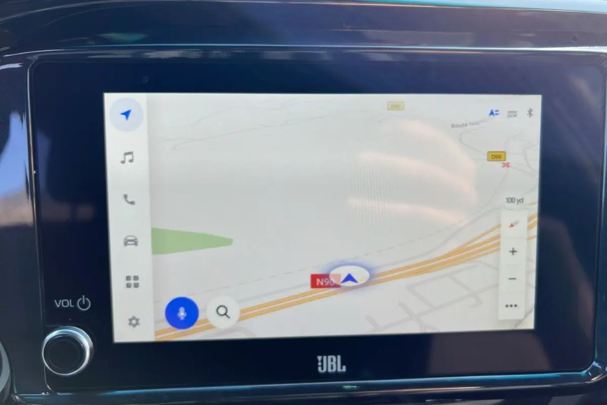 Écran tactile du système de navigation du Toyota Hilux 2025, finition Invincible, avec interface claire et commandes visibles.