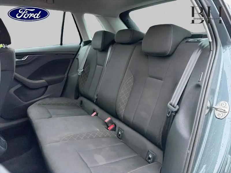 Vue intérieure côté droit des sièges arrière noirs avec surpiqûres grises d'une SKODA KAMIQ 1.0 TSI 95ch Business 2021