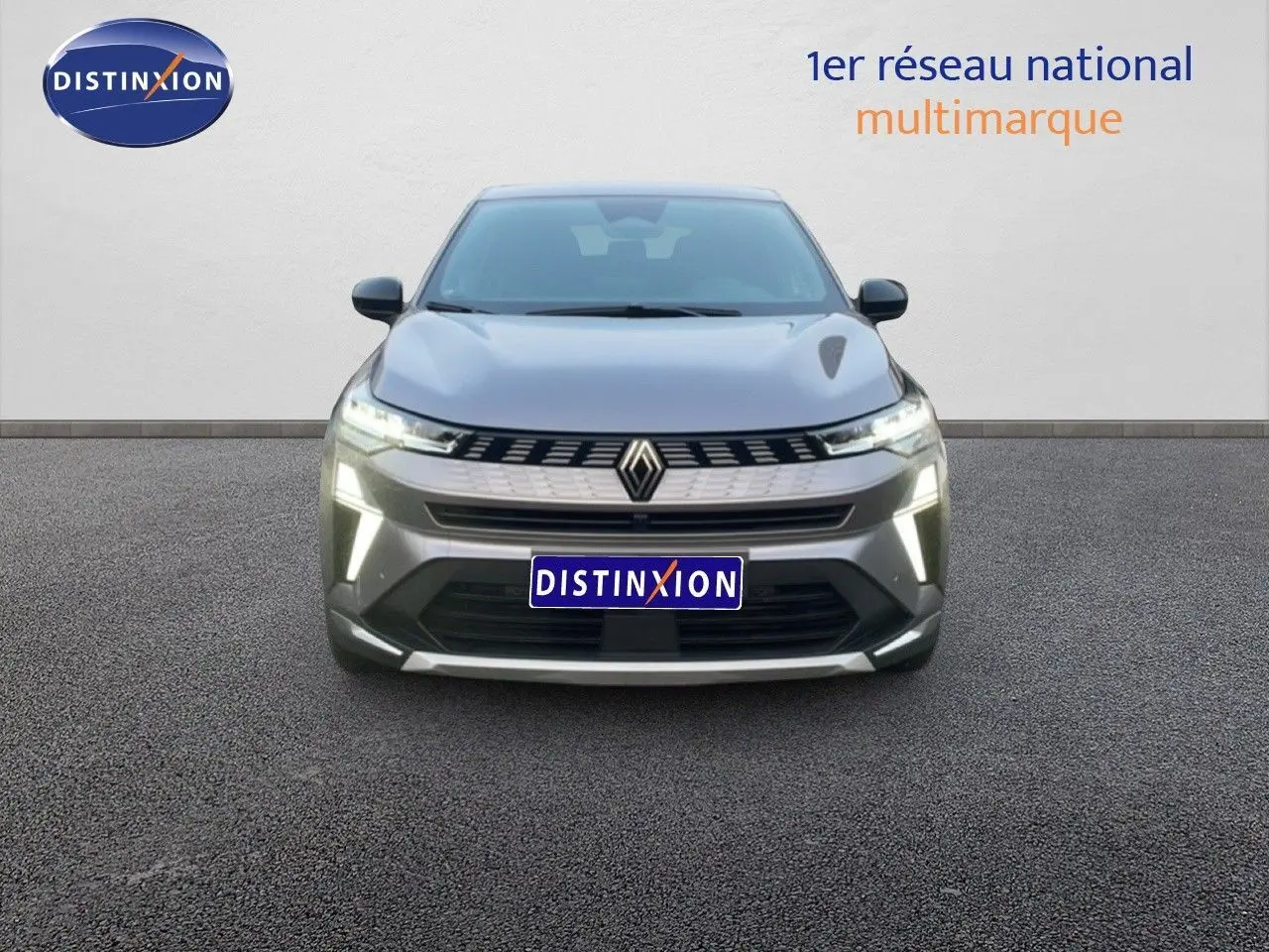 Vue frontale d'une Renault Symbioz E-Tech Full Hybrid 145ch Iconic gris cassiopée métal avec éclairage LED allumé.