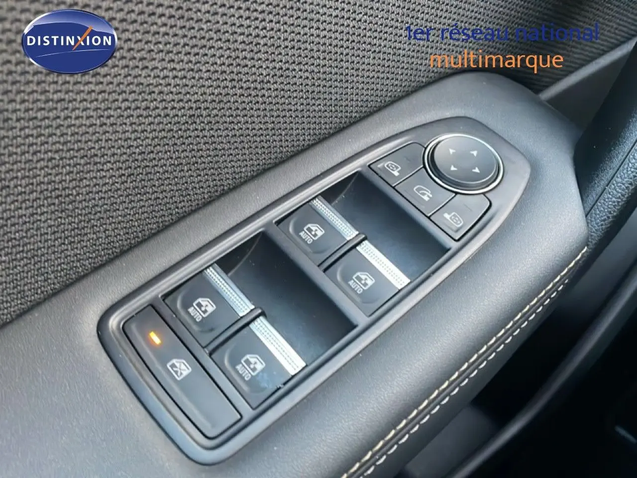 Gros plan sur les commandes des vitres électriques et rétroviseurs côté conducteur du Renault Symbioz 2025, finition Iconic.
