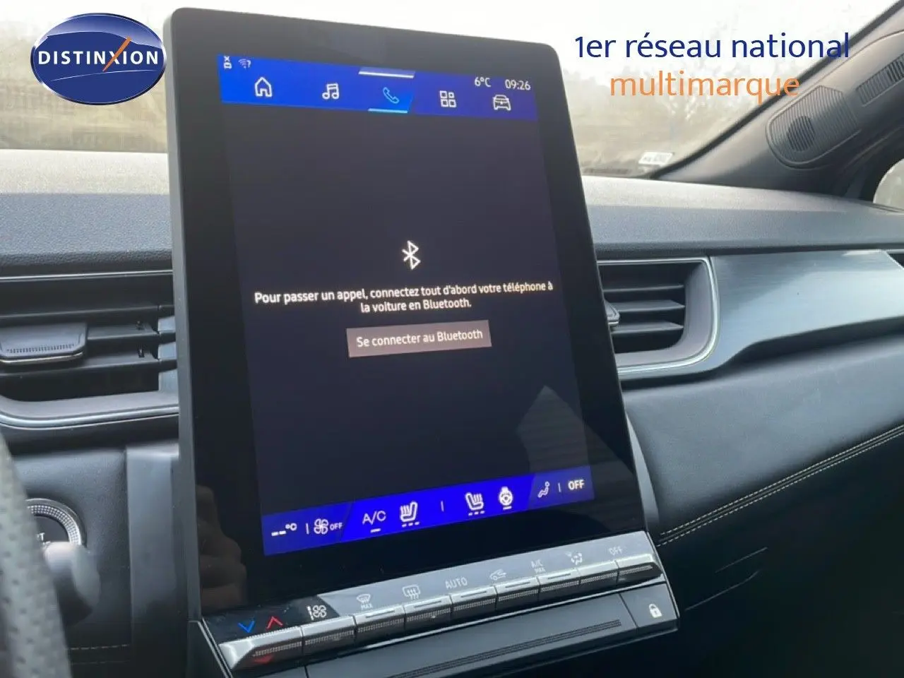 Vue intérieure centrée sur l’écran tactile vertical du tableau de bord du Renault Symbioz gris Cassiopée 2025.