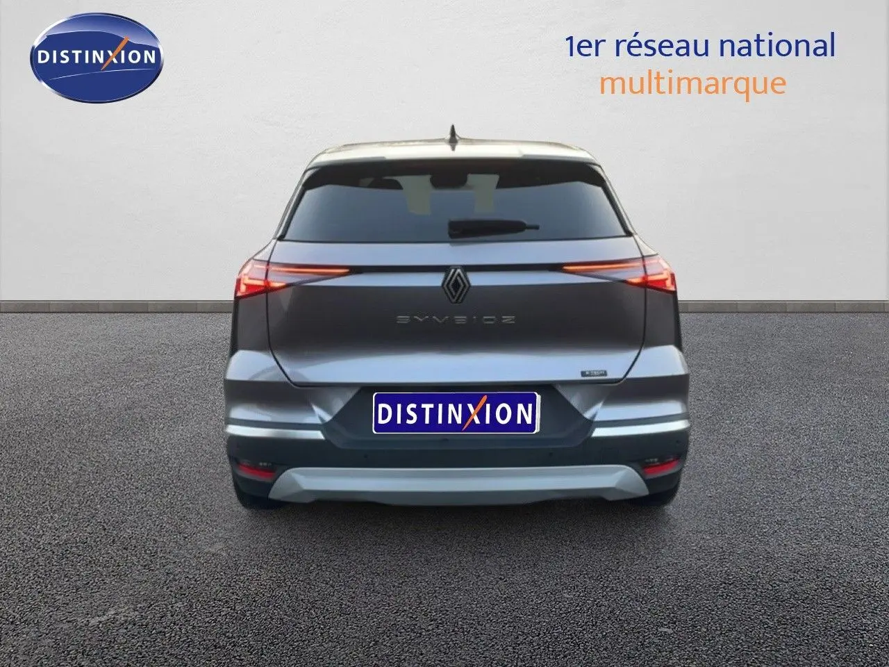 Vue arrière d'une Renault Symbioz gris cassiopée métal avec feux arrière fins et bande lumineuse continue.
