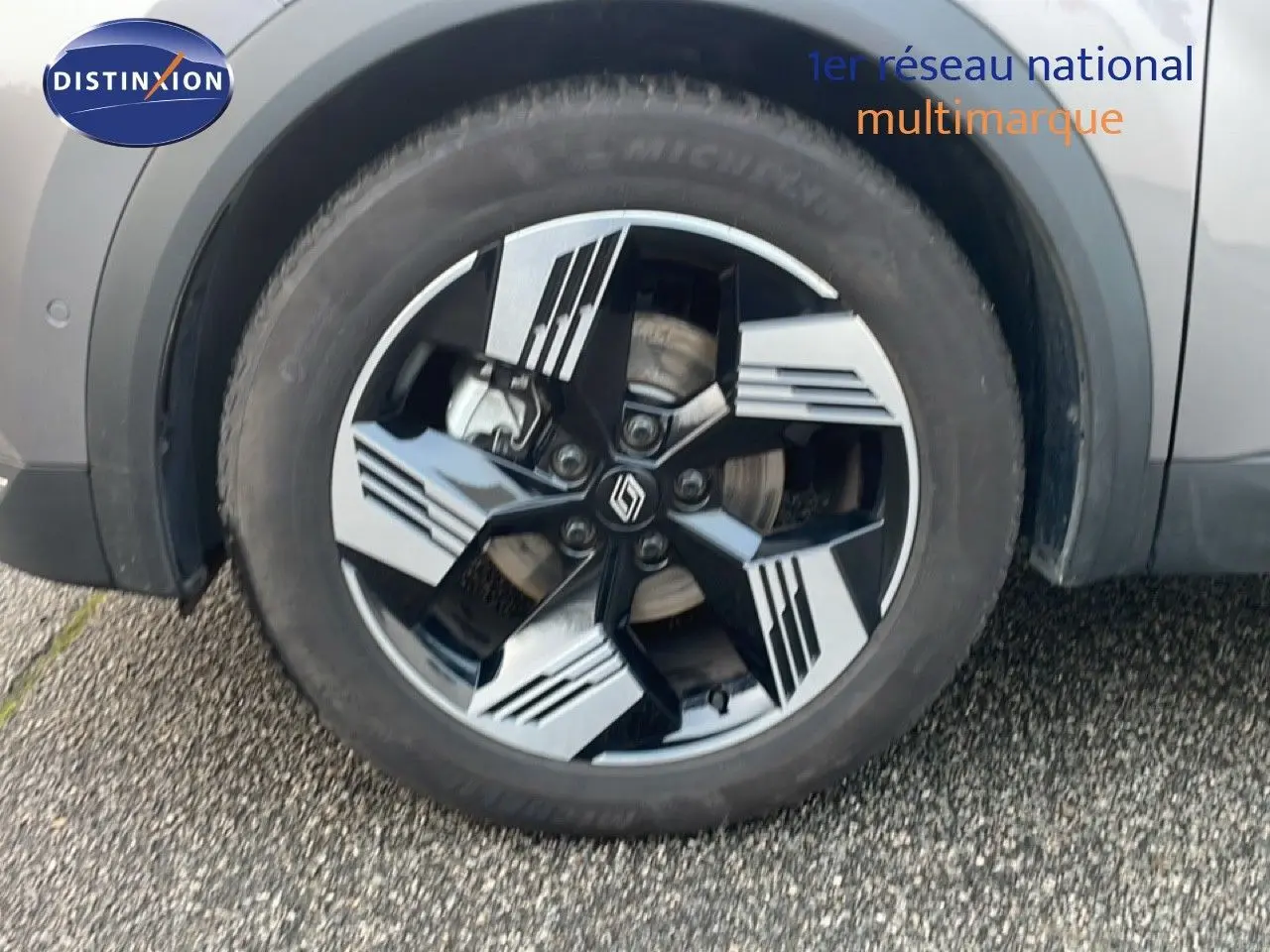 Gros plan sur la jante alliage bicolore noir et gris du côté gauche d’un Renault Symbioz gris Cassiopée Métal 2025.