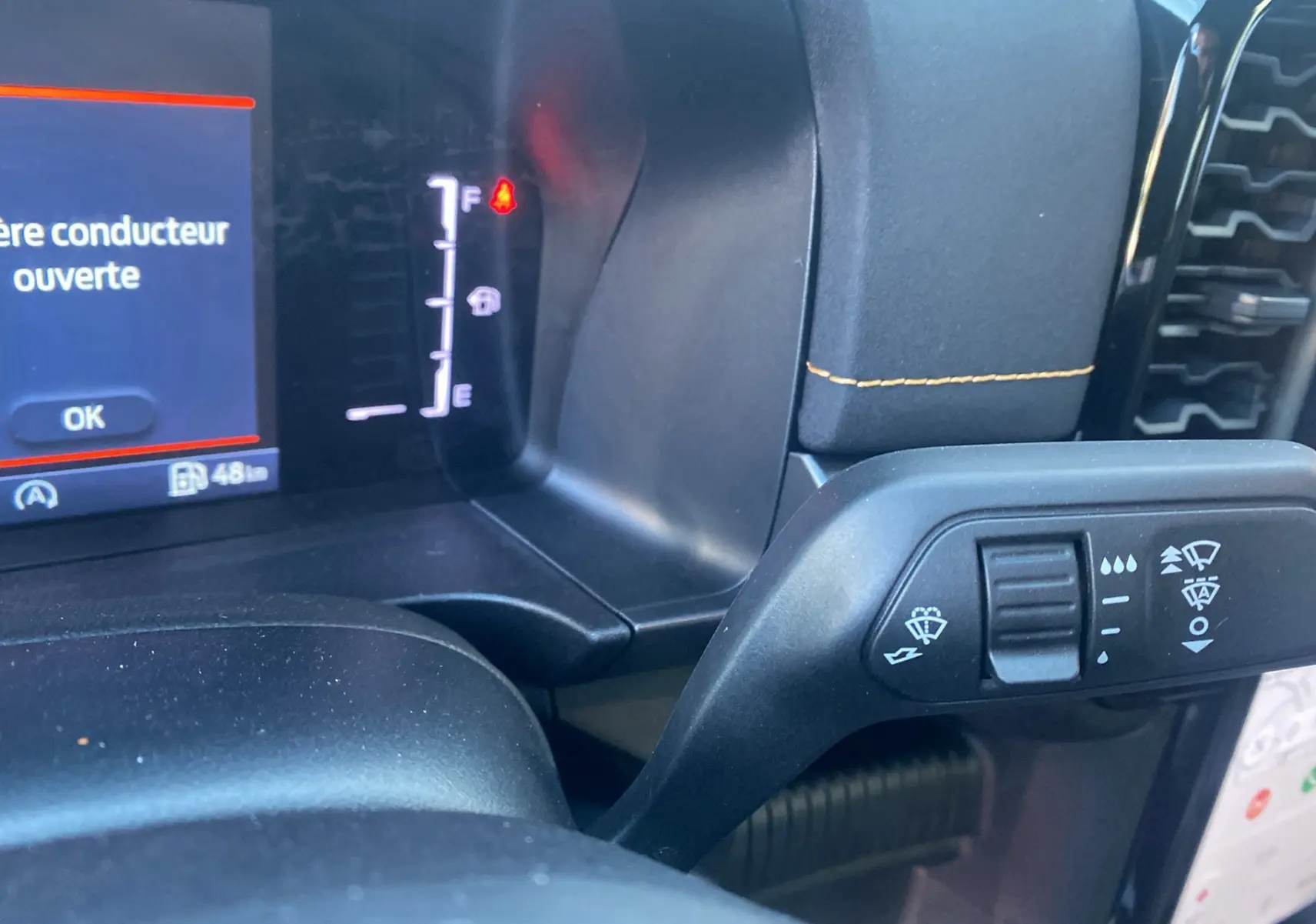 Gros plan sur la commande d’essuie-glace à droite du volant dans le tableau de bord du Ford Ranger gris carbone 2025.