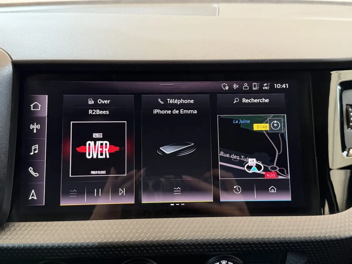 Écran tactile central de l'Audi A1 noir 2021 affichant musique, téléphone et navigation en vue frontale rapprochée.
