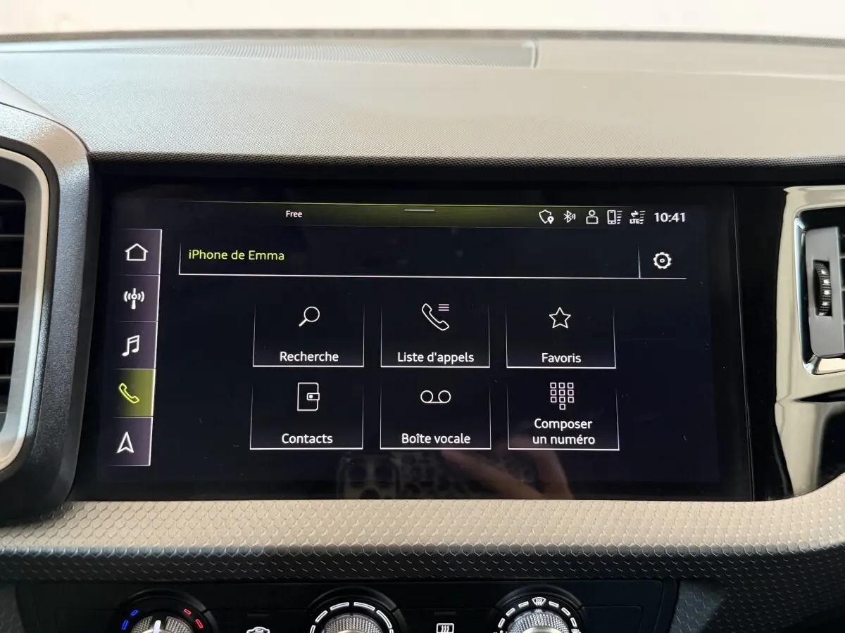 Écran tactile central de l'Audi A1 2021 affichant le menu appels, entouré de la console noire et grise du tableau de bord.