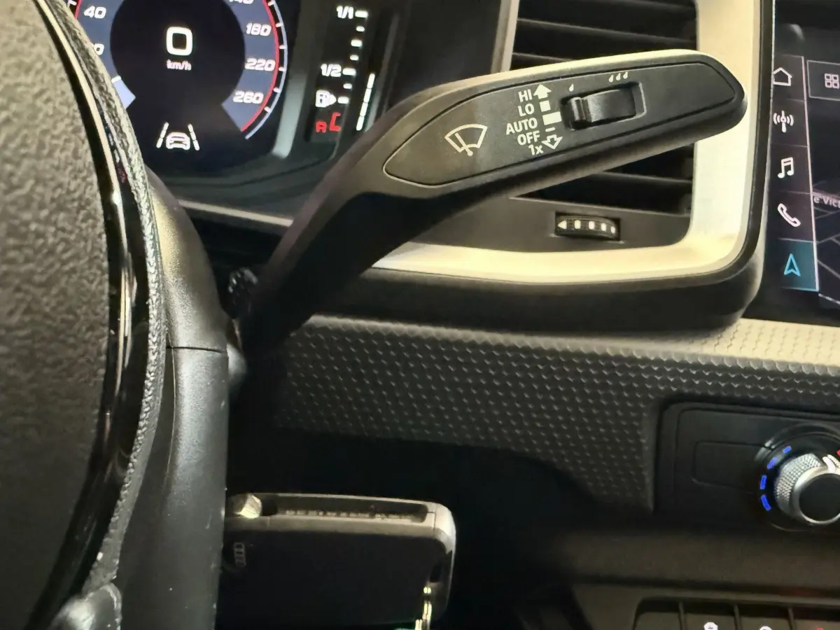 Gros plan sur le commodo d’essuie-glace côté gauche du tableau de bord noir de l’Audi A1 2021.