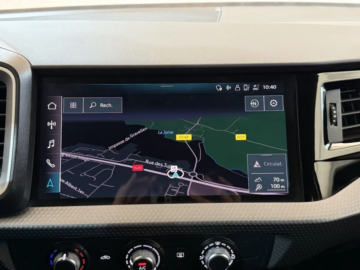 Vue rapprochée de l’écran tactile de navigation 3D dans le tableau de bord de l’Audi A1 noire, version 2021.