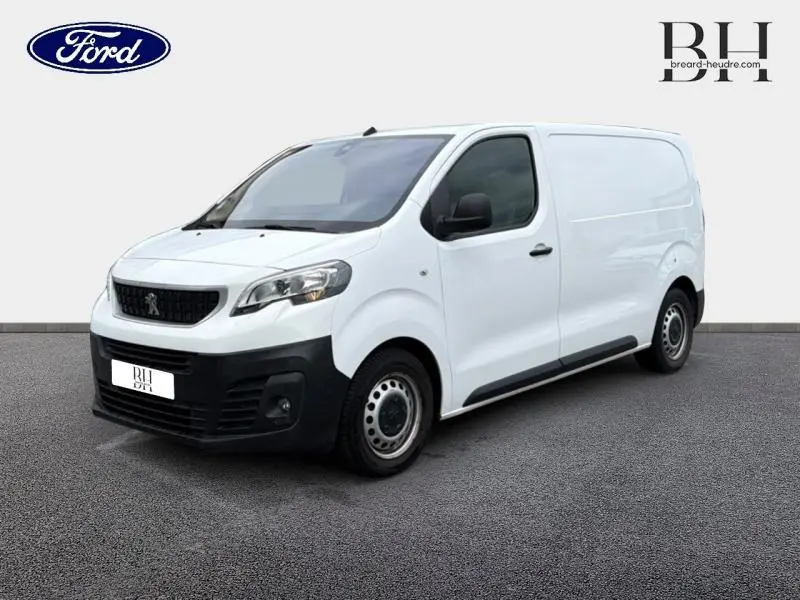 Vue 3/4 avant droit d'un Peugeot Expert Fourgon blanc Banquise avec pare-chocs noirs et jantes acier simples.