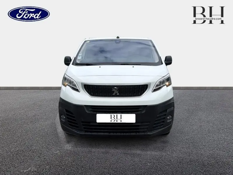 Vue avant d'un Peugeot Expert Fourgon blanc Banquise avec calandre noire et pare-chocs noir contrastant.
