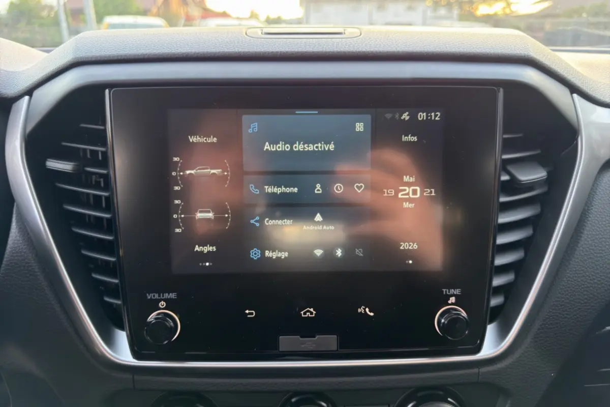 Vue rapprochée de l’écran tactile central du tableau de bord du pick-up Isuzu D-MAX 2026, affichage multimédia.