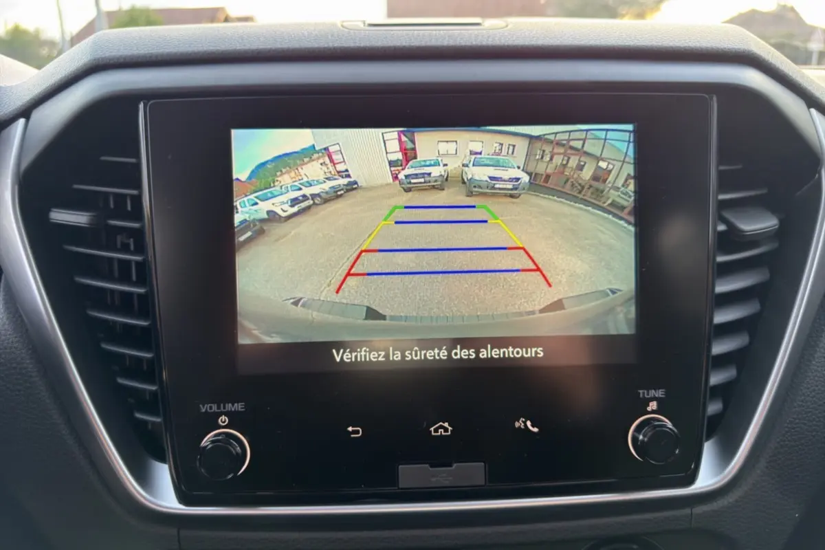 Écran tactile intérieur montrant la caméra de recul du pick-up Isuzu D-MAX gris obsidian en marche.