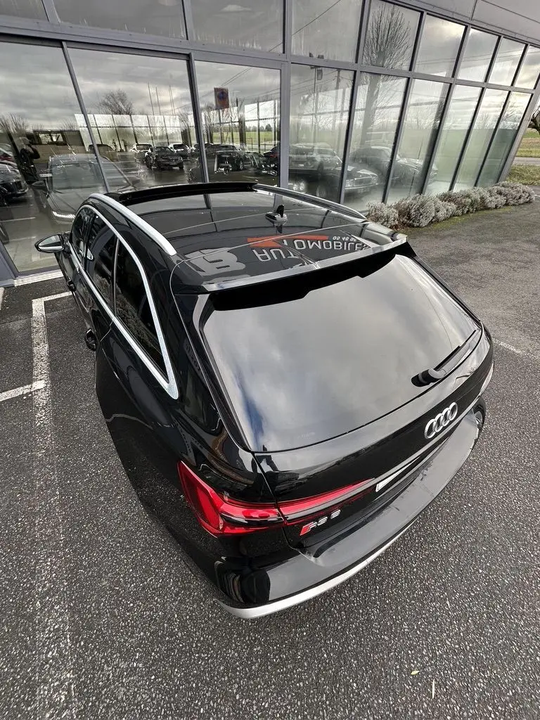 Vue arrière en plongée d'un Audi RS6 Avant noir 2021 avec feux LED et toit ouvrant panoramique visible.