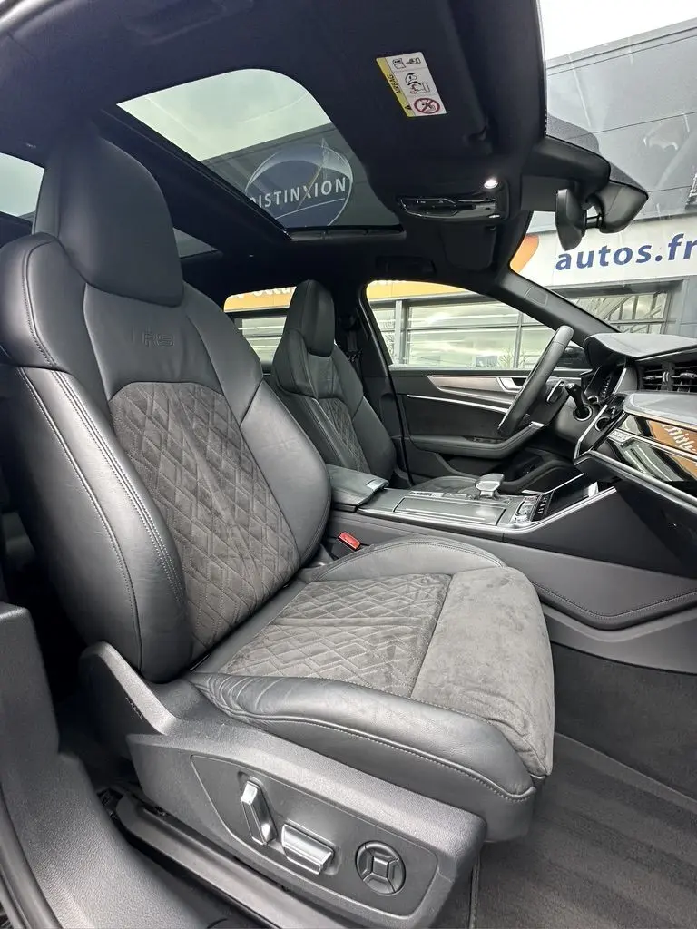 Intérieur noir de l'Audi RS6 Avant 2021, vue côté conducteur avec sièges sport en cuir et alcantara, toit ouvrant panoramique.