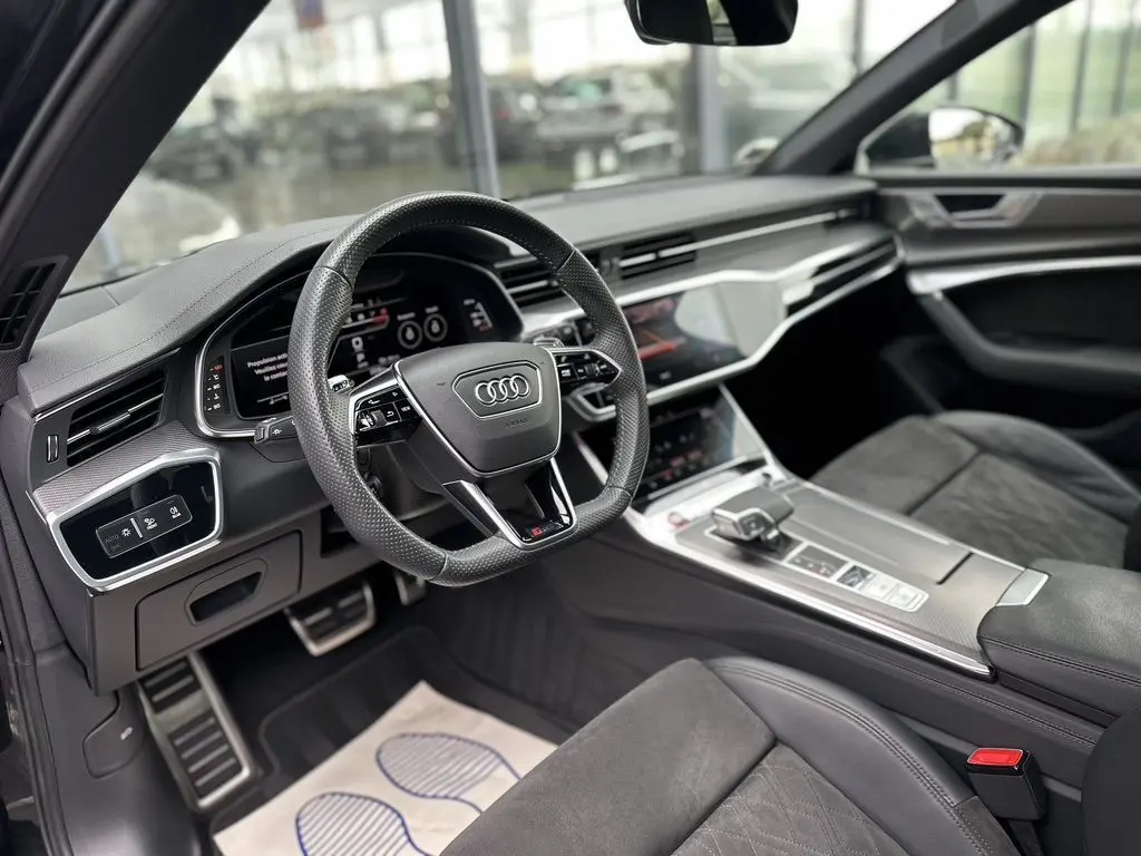 Intérieur noir de l'Audi RS6 Avant 2021 vu côté conducteur, avec volant sport et tableau de bord numérique.