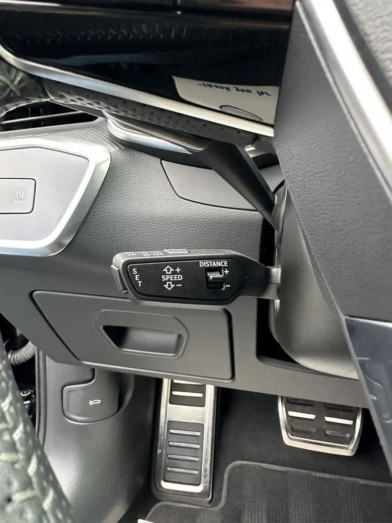 Détail du levier de régulateur de vitesse et pédales en aluminium dans l'habitacle d'une Audi RS6 Avant noire 2021