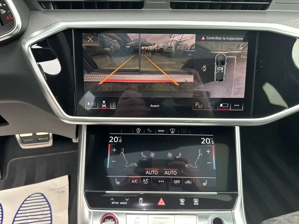 Vue intérieure du tableau de bord de l'Audi RS6 Avant 2021 avec écran de caméra avant et commandes climatisation tactile.