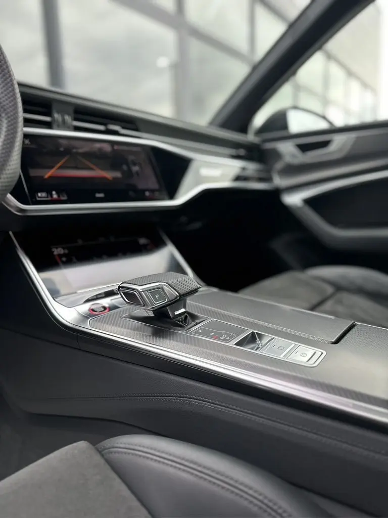 Intérieur noir de l'Audi RS6 Avant 2021, vue sur la console centrale avec levier de vitesses automatique moderne.