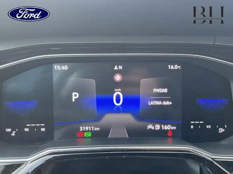 Tableau de bord numérique de Volkswagen Polo 2022 affichant la vitesse à 0 km/h et la radio FM/DAB.
