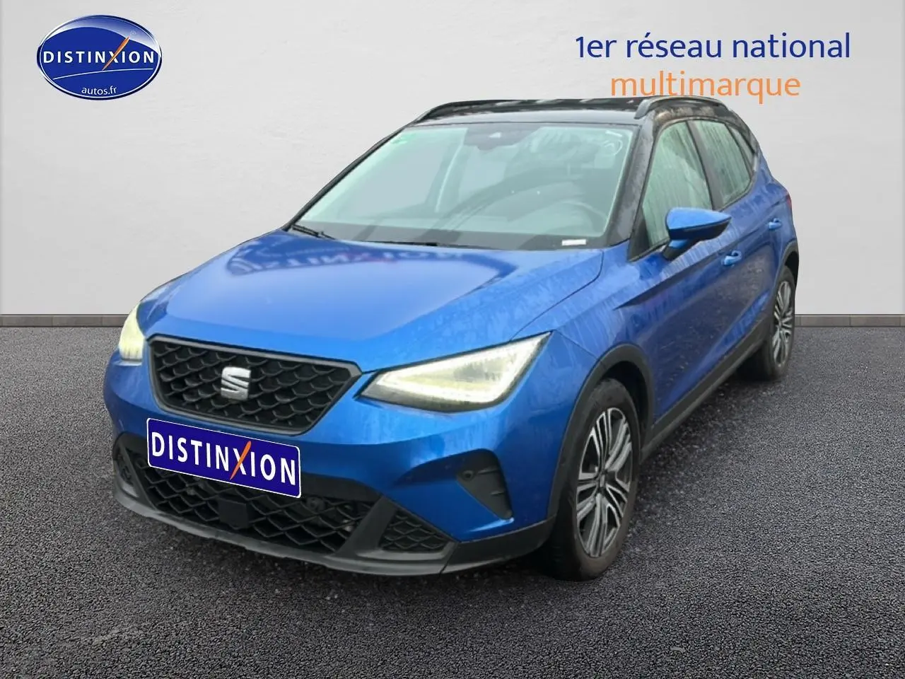 SEAT Arona bleu saphir vue 3/4 avant droit avec toit noir et jantes 17 pouces urban design.