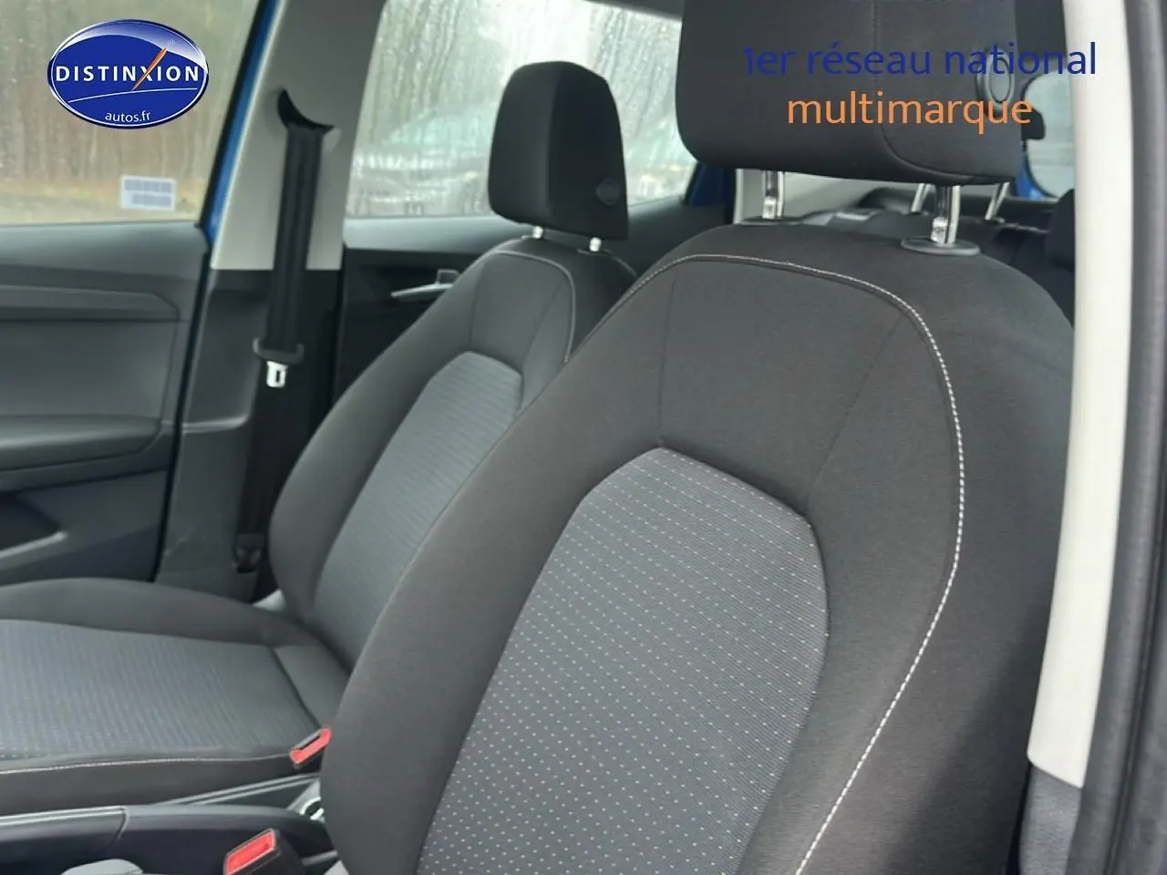 Gros plan sur les sièges avant en tissu gris du SEAT Arona 2025, vue intérieure côté droit.