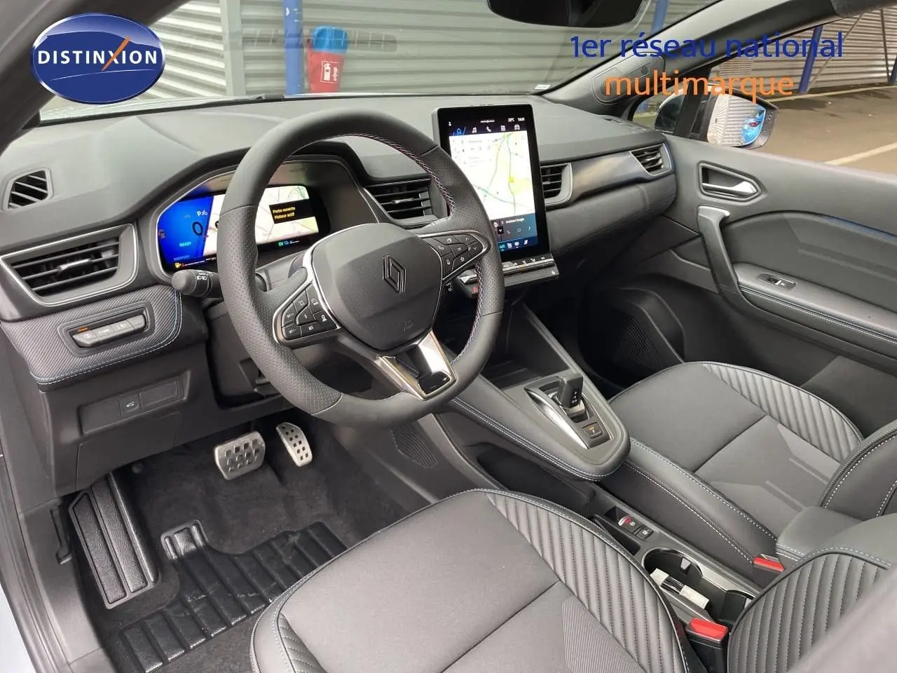 Intérieur avant droit de la Renault Symbioz 2026 gris Rafale Métal, avec tableau de bord numérique et écran tactile vertical.
