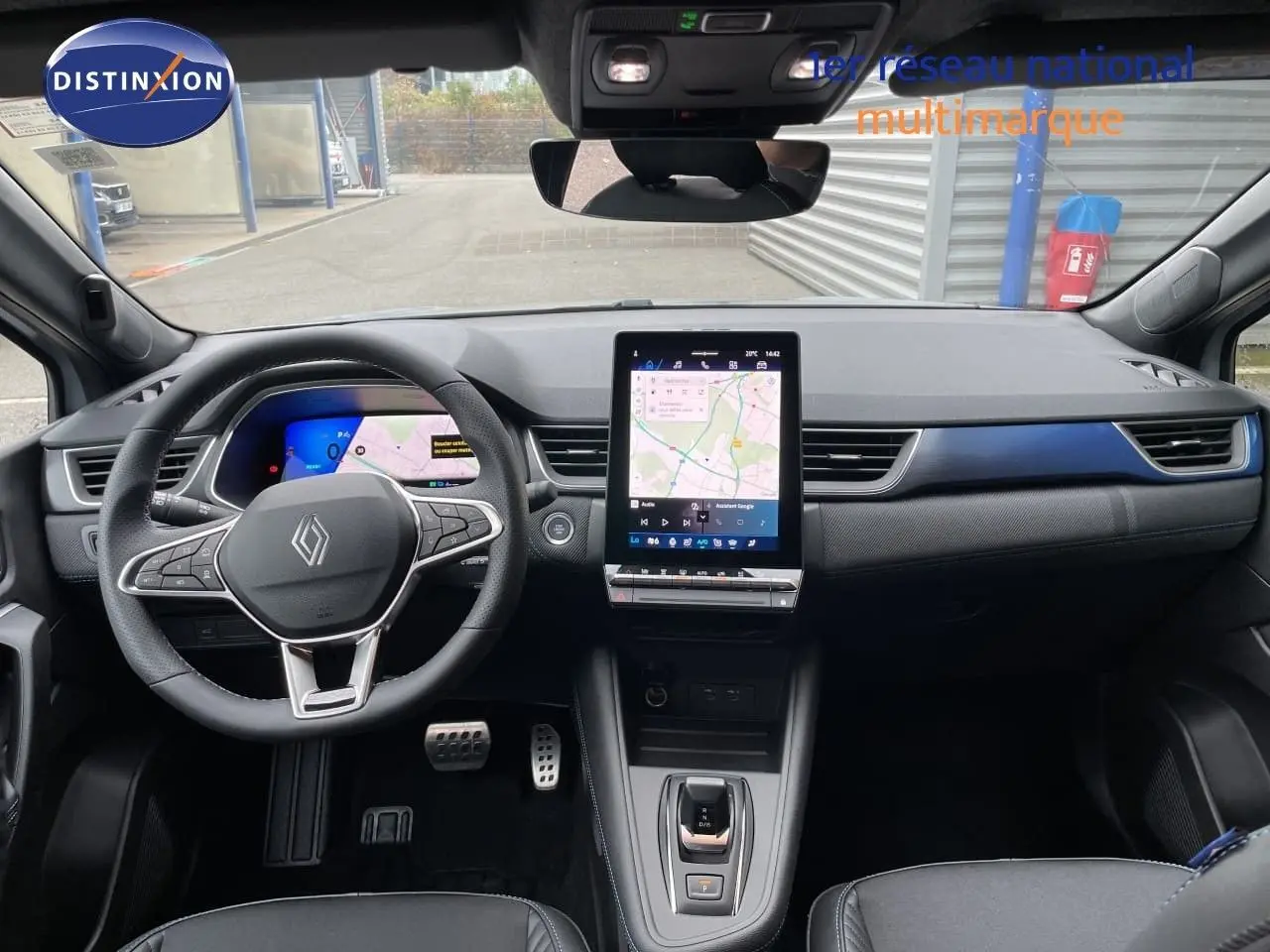 Vue intérieure frontale du Renault Symbioz 2026, tableau de bord gris avec écran tactile vertical et volant multifonction.
