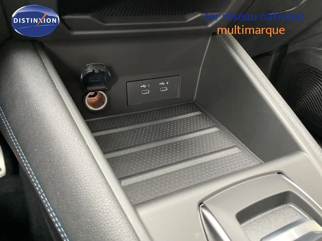 Gros plan sur la console centrale avec prises USB-C et prise 12V, intérieur noir du Renault Symbioz gris Rafale Métal 2026.