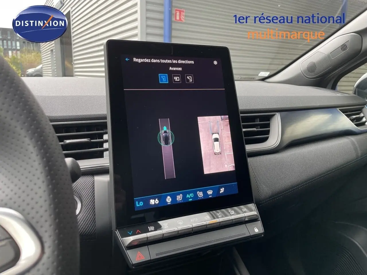 Vue intérieure centrée sur l’écran tactile du tableau de bord du Renault Symbioz gris Rafale Metal, affichant la caméra 360°.
