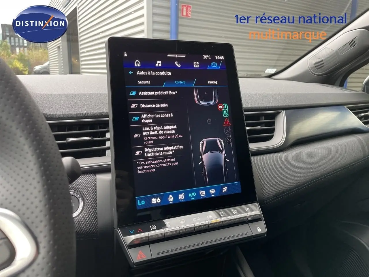 Vue intérieure centrée sur l'écran tactile vertical du tableau de bord de la Renault Symbioz gris Rafale Métal, avec détails des aides à la conduite.