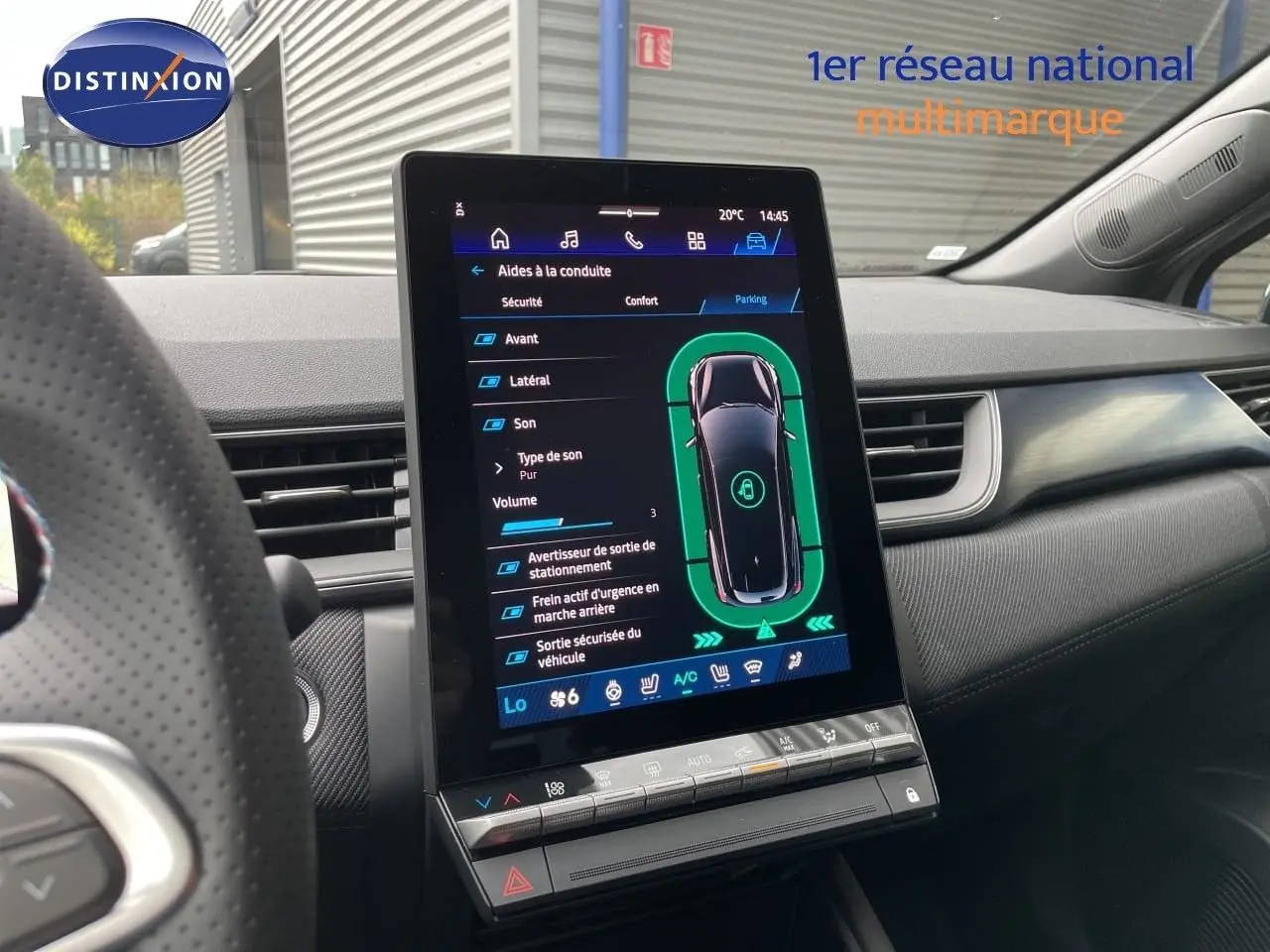 Vue intérieure du tableau de bord de la Renault Symbioz gris Rafale Métal, avec écran tactile central affichant aides à la conduite.