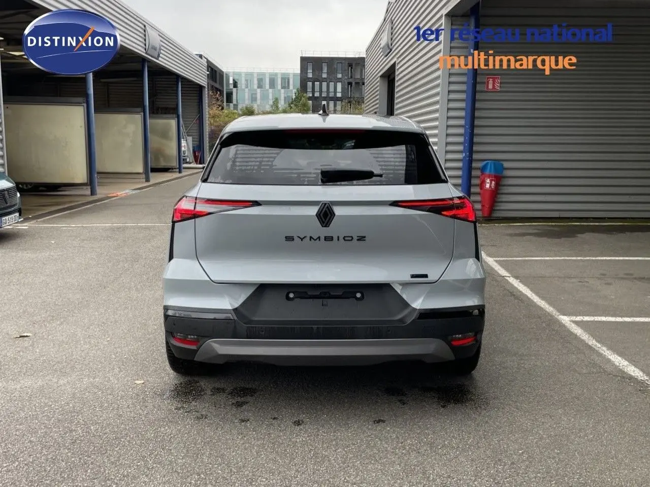 Vue arrière d'une Renault Symbioz gris Rafale Métal 2026 avec feux LED fins et plaque Zero KM visible.