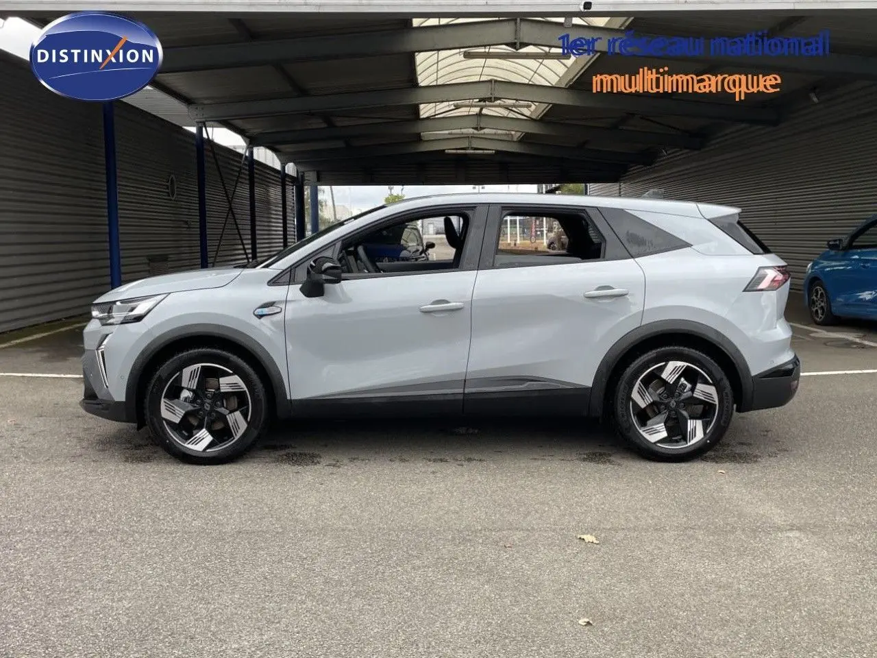 Profil droit du Renault Symbioz 2026 gris Rafale Métal avec jantes noires et détails modernes.
