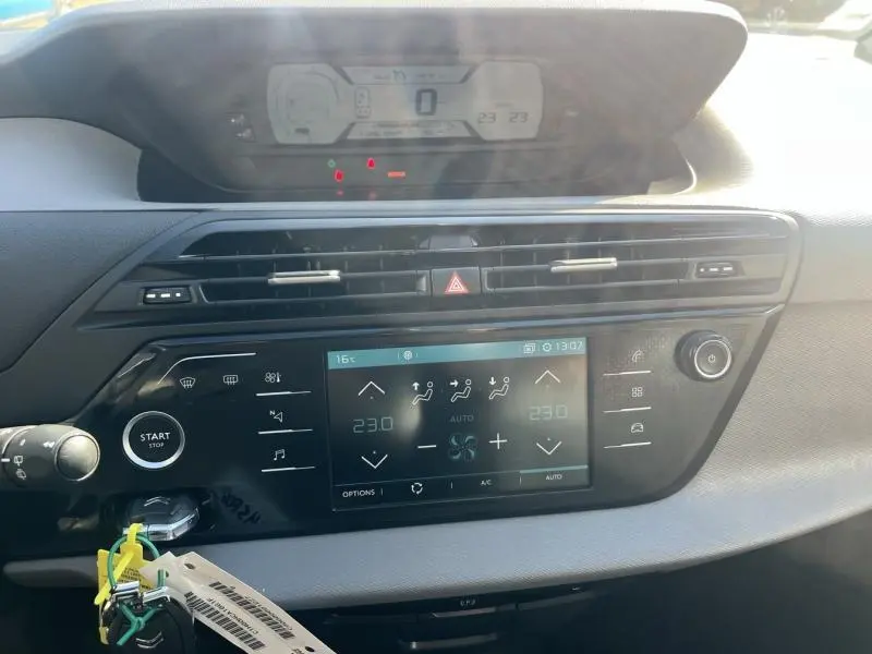 Tableau de bord et console centrale tactile du Citroën Grand C4 Spacetourer 2020, ambiance intérieure moderne et fonctionnelle.