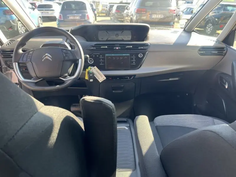 Vue intérieure avant du Citroën Grand C4 Spacetourer 2020 avec tableau de bord moderne et volant multifonction cuir.