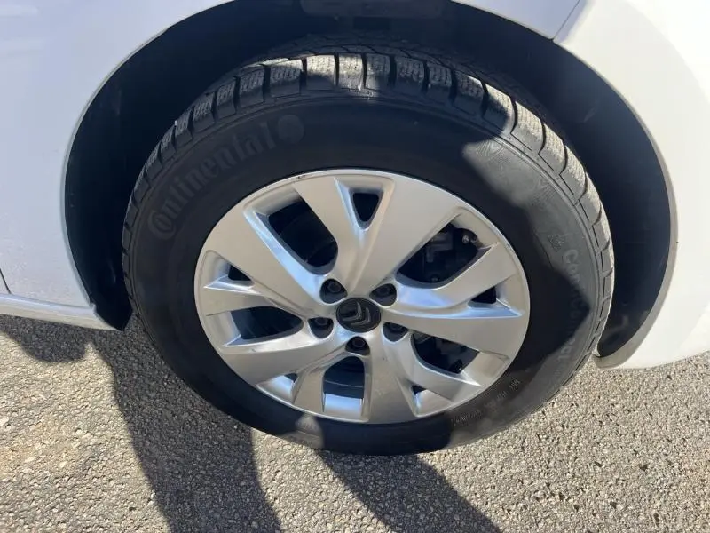 Gros plan sur la roue avant gauche avec jante alliage argentée du Citroën Grand C4 Spacetourer Blanc Banquise.