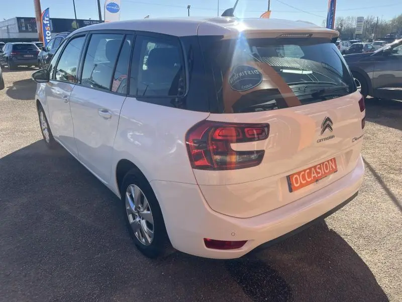 Vue 3/4 arrière droite d'un Citroën Grand C4 Spacetourer blanc Banquise avec feux arrière LED et jantes alliage.
