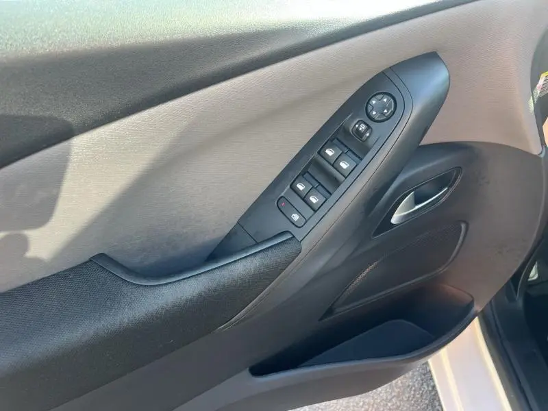 Panneau de porte côté conducteur du Citroën Grand C4 Spacetourer blanc, avec commandes électriques des vitres et poignée intégrée.