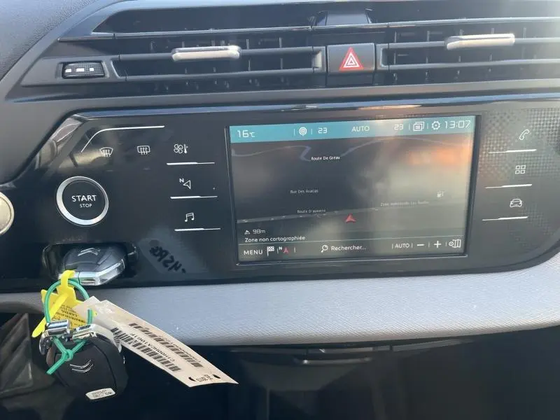 Tableau de bord du Citroën Grand C4 Spacetourer 2020 avec écran tactile GPS et bouton start/stop, vue frontale intérieure.